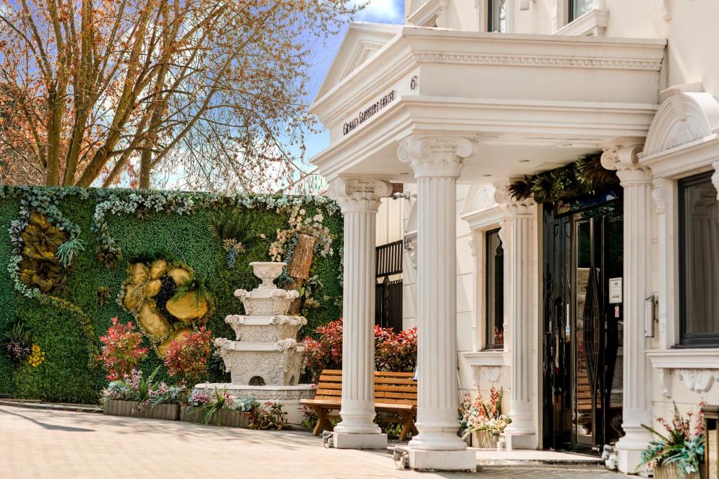 克罗伊登蓝宝石大酒店及宴会厅的前面有长凳的白色建筑