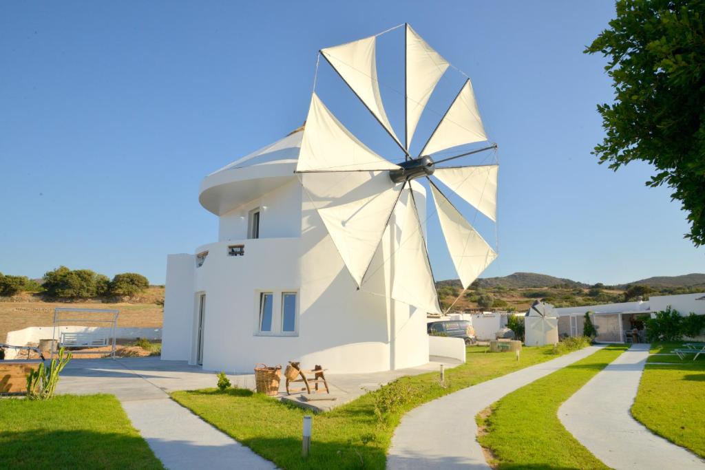 Zefiríavilla windmill的白色建筑旁边的一个大风车