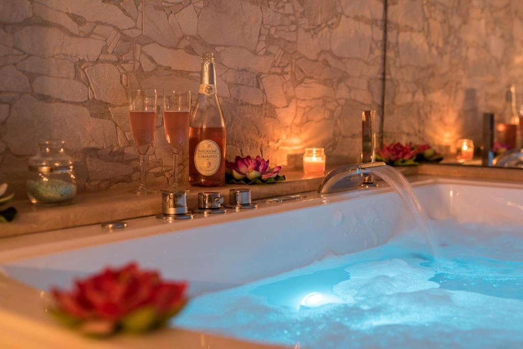 马瑞纳迪卡拉拉B&b The Dream的浴缸内备有一瓶香槟