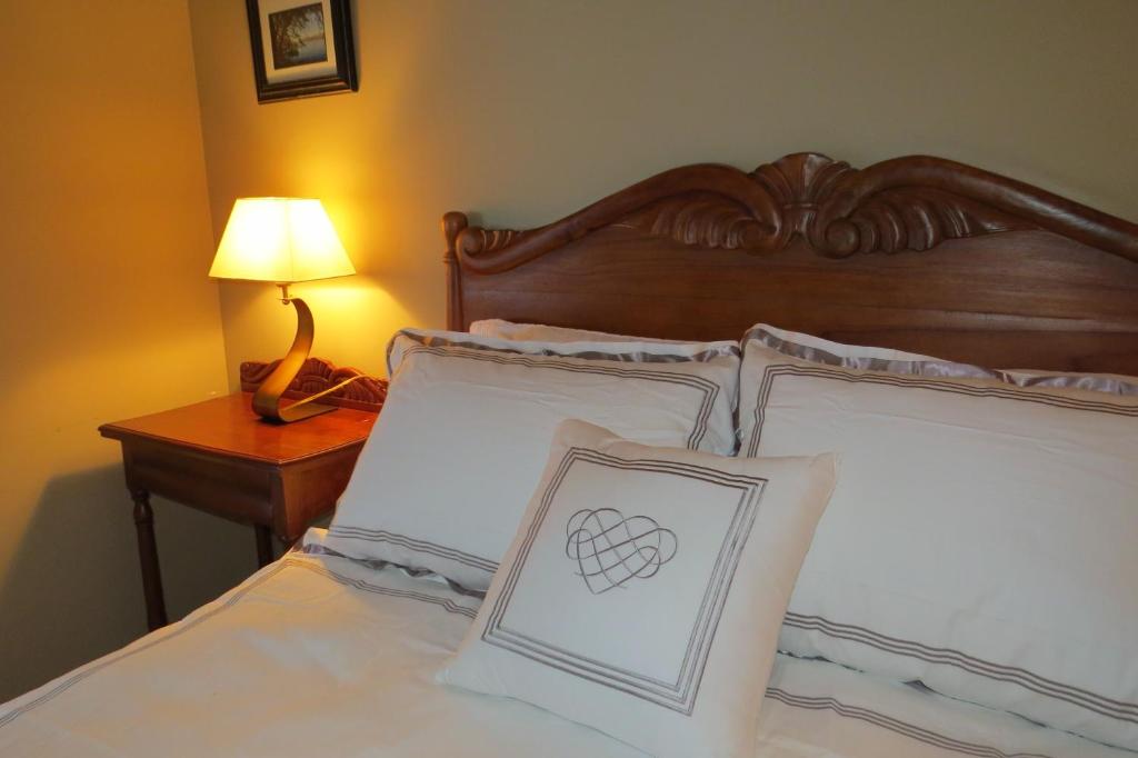 PiedmontAppart-hôtel Villégiature Saint-Sauveur的一张带两个枕头的床,上面有心