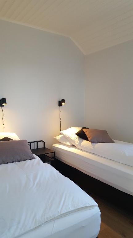 博尔加内斯Gíslaholt的两张睡床彼此相邻,位于一个房间里