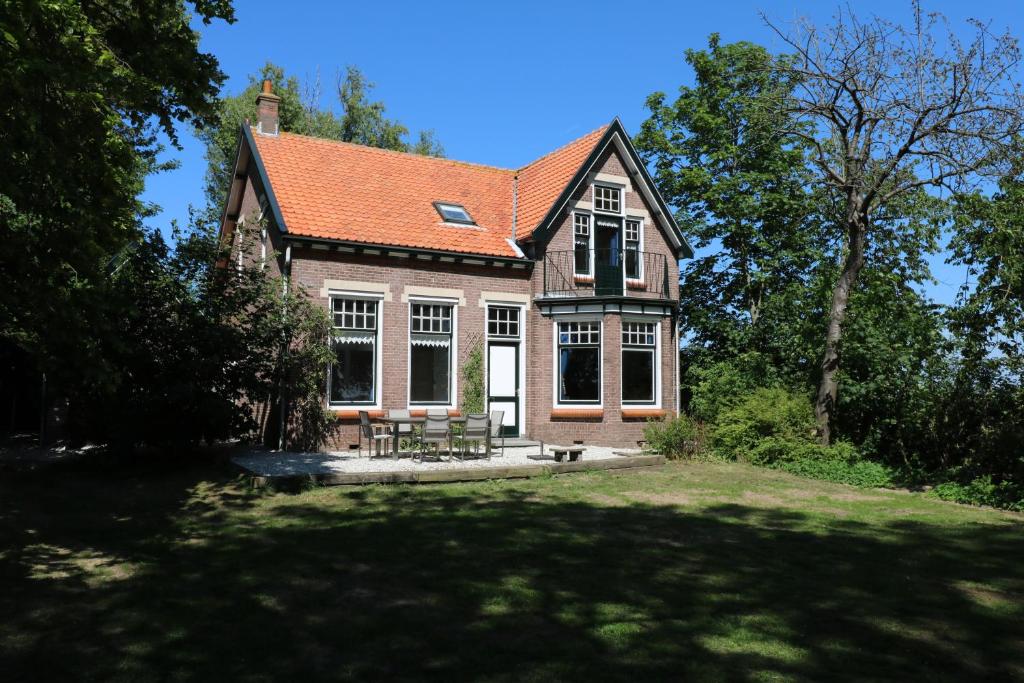 WolphaartsdijkHuize Adriana的前面有草坪的房子