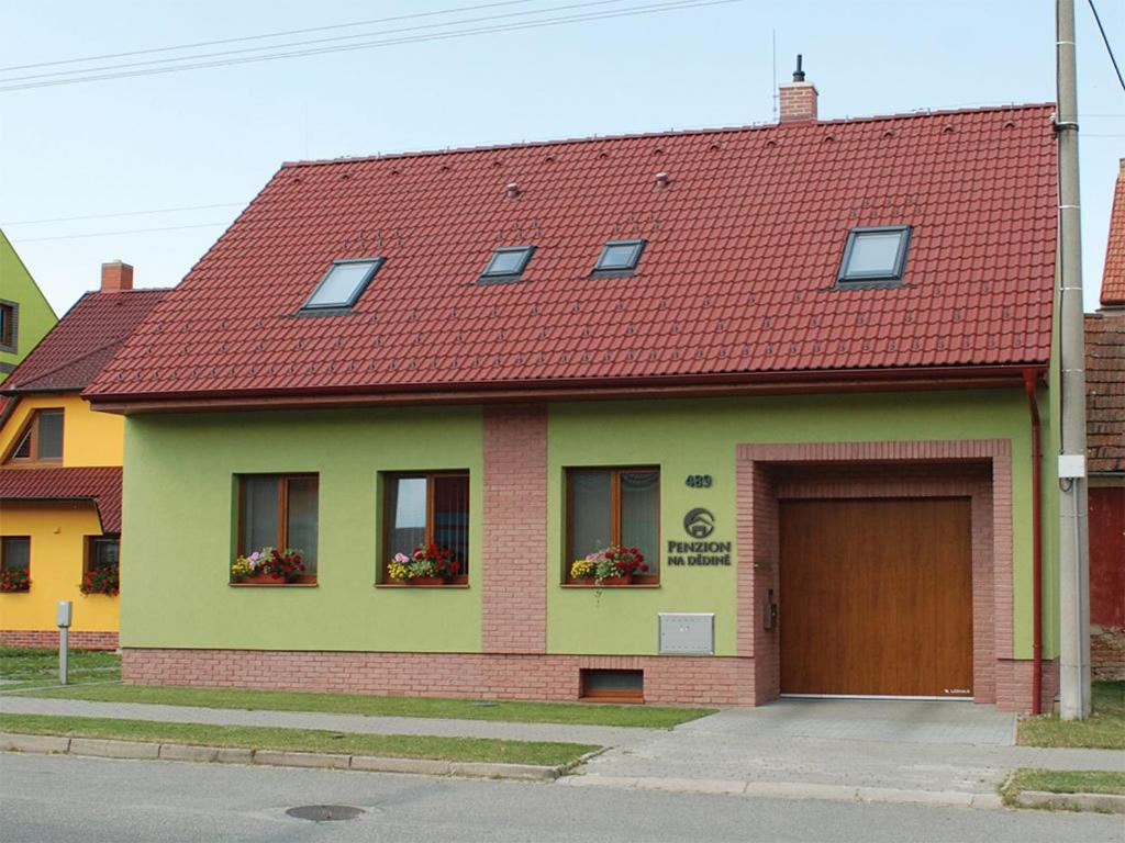 穆捷尼采黛蒂尼旅馆的一座红色屋顶的房子和一个车库