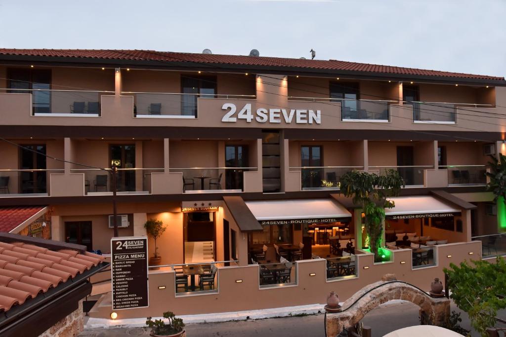玛利亚24 Seven Boutique Hotel的一家标有读7个字的旅馆