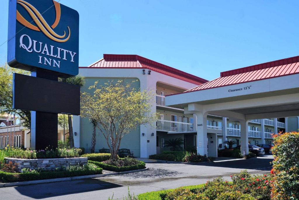 格尔夫波特Quality Inn Gulfport I-10的大楼前的华尔尼旅馆标志