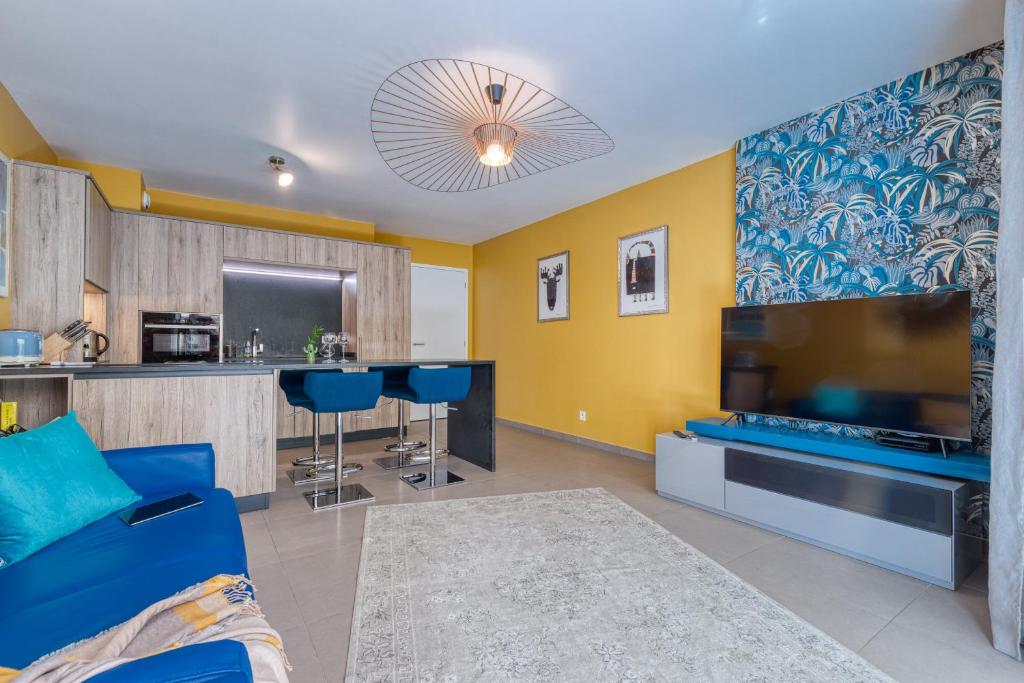 尼斯Residence Blue Harmony的客厅配有蓝色的沙发和大电视。