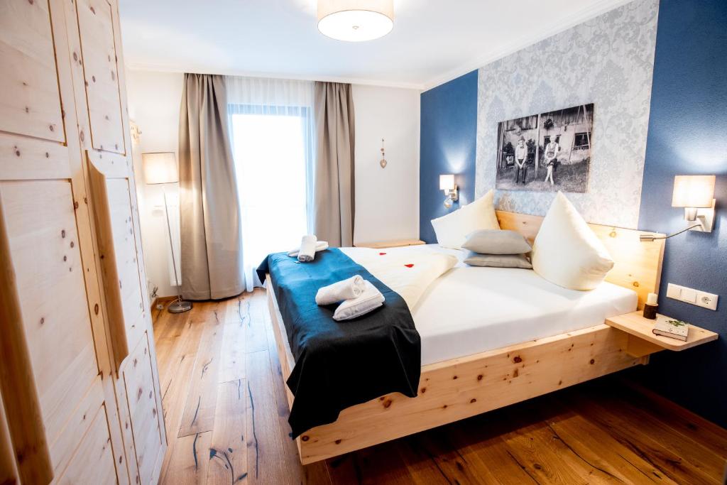 圣卡尼兹Kärnten Apartment Turnersee的一间卧室配有一张带蓝色墙壁的大床