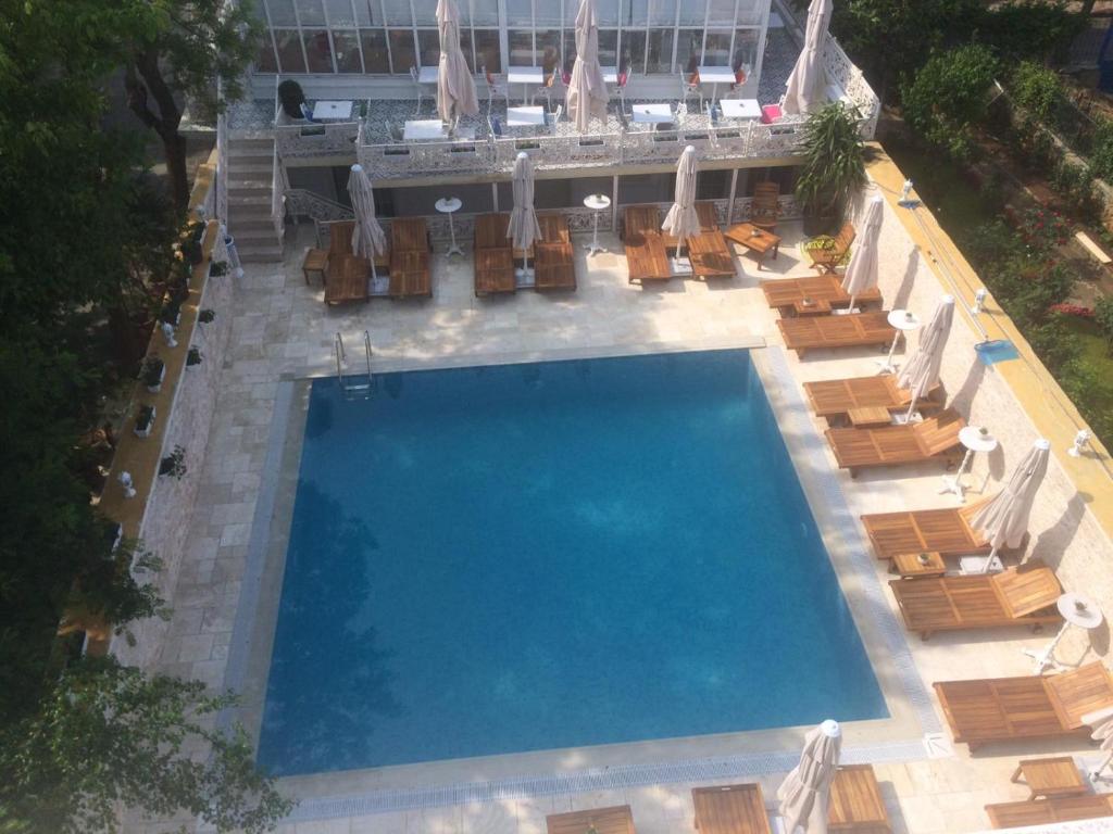 比于卡达比于卡达詹卡亚酒店的享有带椅子和遮阳伞的游泳池的上方景色