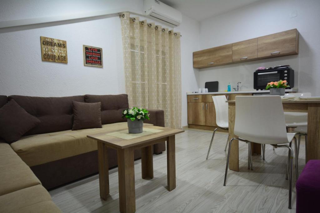 盖夫盖利亚Luna Apartments Gevgelija的客厅配有沙发和桌子