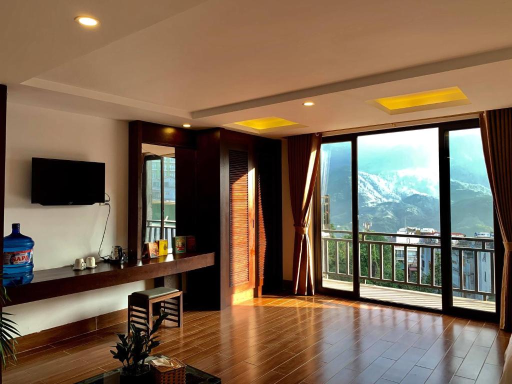 萨帕Sapa Meriton Boutique Hotel的山景客厅