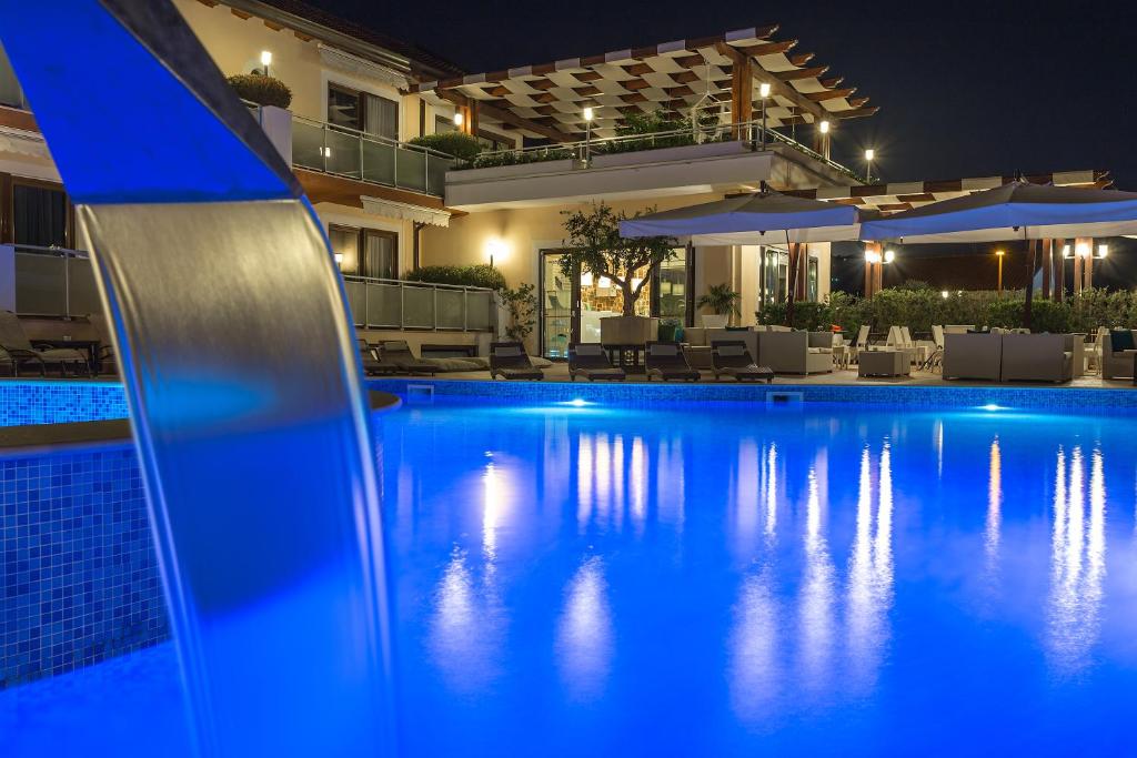 阿谢亚波尔塔罗莎酒店的夜间在房子前面的游泳池