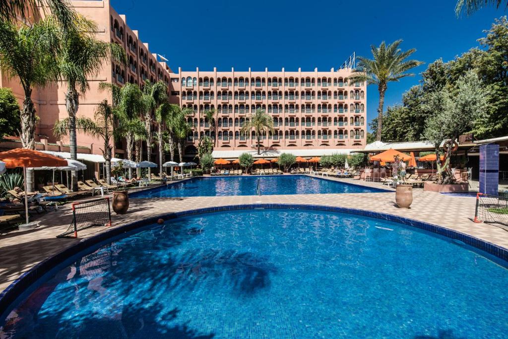 马拉喀什艾尔安达罗斯酒廊及Spa酒店的酒店前方的大型游泳池