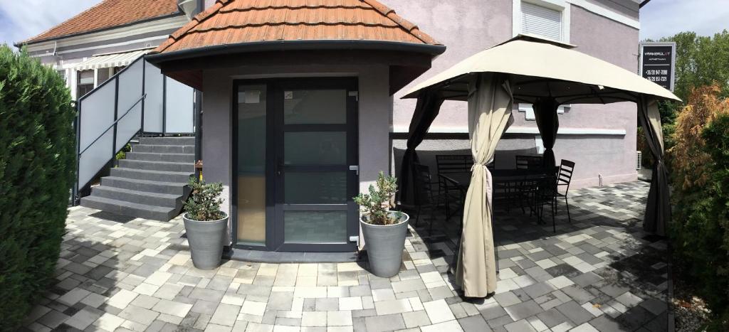 萨尔瓦尔Varkerulet Apartman的露台的凉亭和遮阳伞