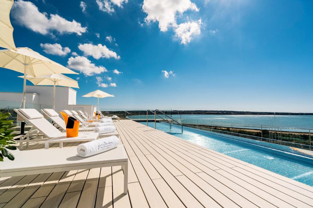 Five Flowers Hotel & Spa Formentera内部或周边的泳池