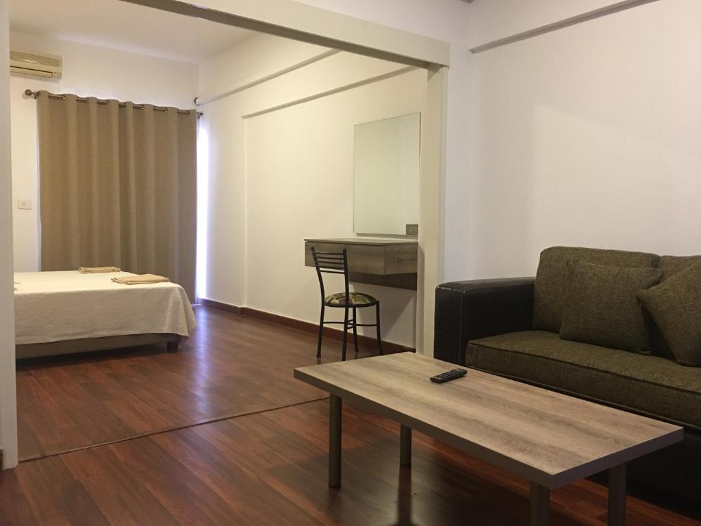 贝鲁特Divan Hotel Apartments的客厅配有沙发和桌子