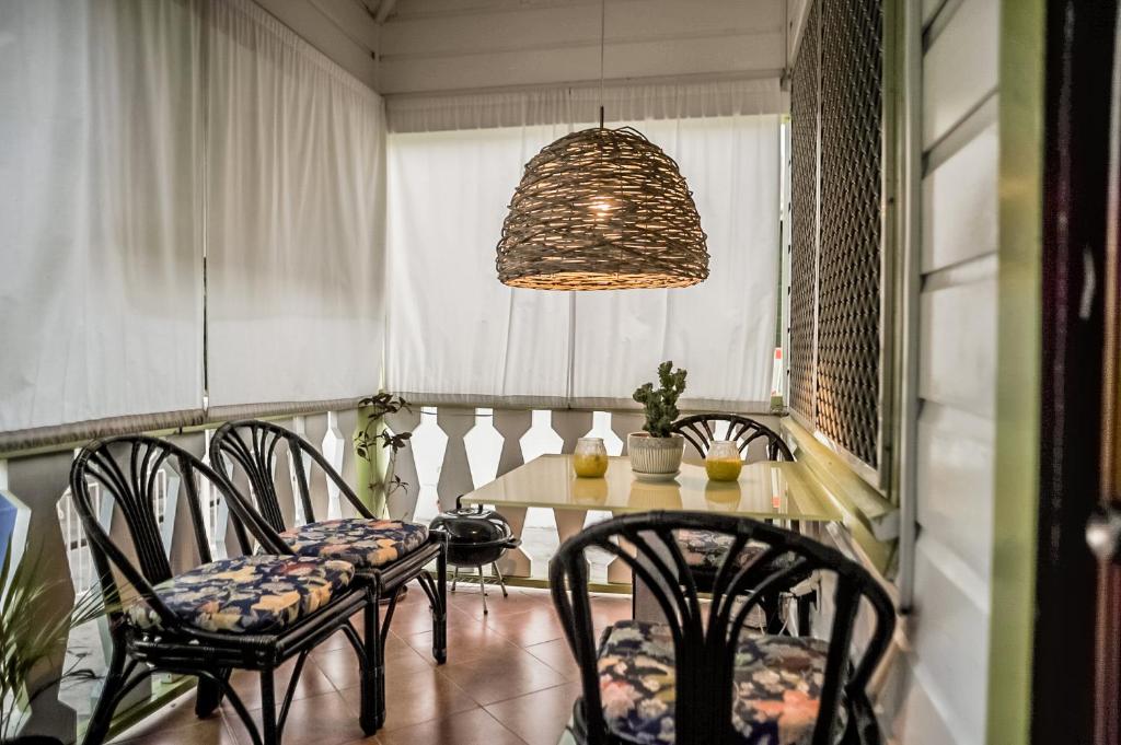 圣约翰斯EKO舒适住宿加早餐旅馆的一间带椅子和桌子以及吊灯的用餐室