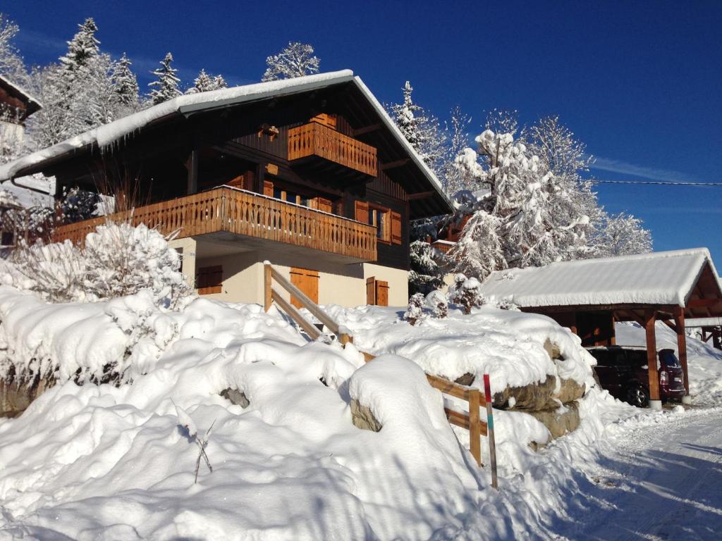 圣热尔韦莱班Chalet du Meilly的前面的雪覆盖的房子