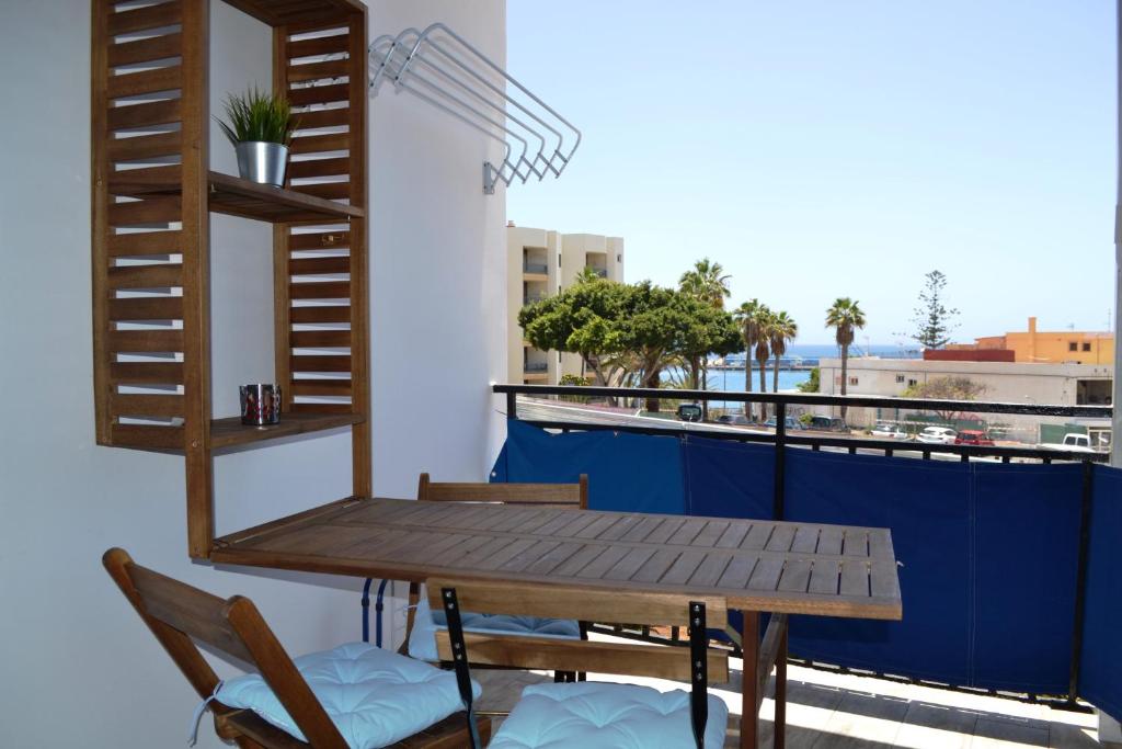 洛斯克里斯蒂亚诺斯Apartamento Rosamar, sea view的美景阳台配有桌椅