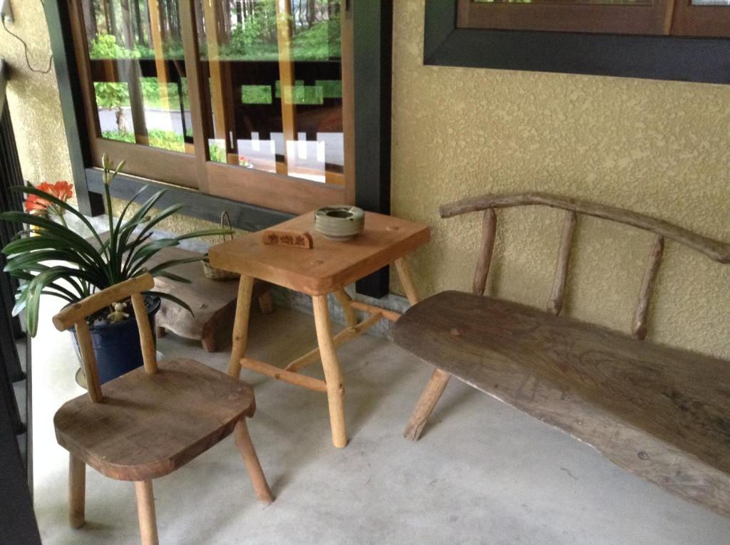 白马村瓦塔博时旅馆的桌子、长椅、桌子和椅子