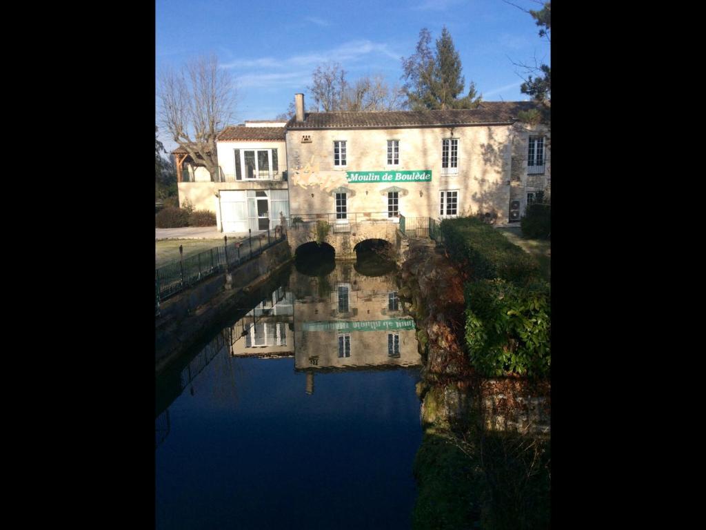 蒙夫朗屈安LE MOULIN DE BOULÈDE的一座旧建筑,靠近水体