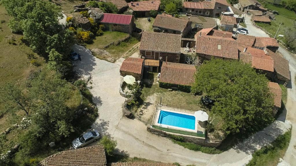 La AldehuelaCasas Rurales Gredos La Higuera Y El Nogal的享有带游泳池的房屋的空中景致