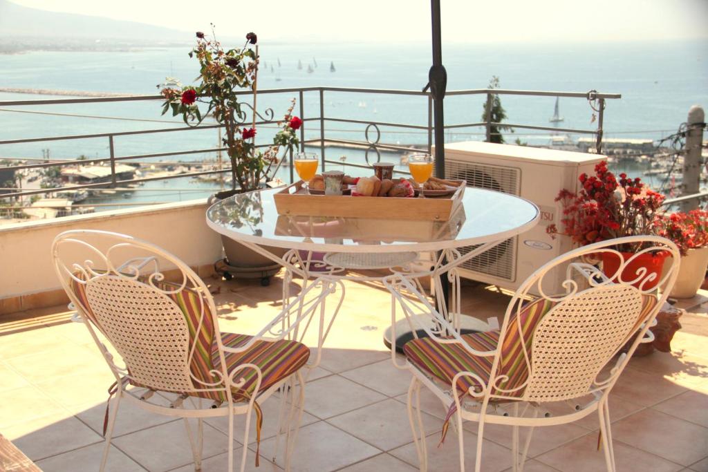 比雷埃夫斯Piraeus Lux Secret的海景阳台上的桌椅