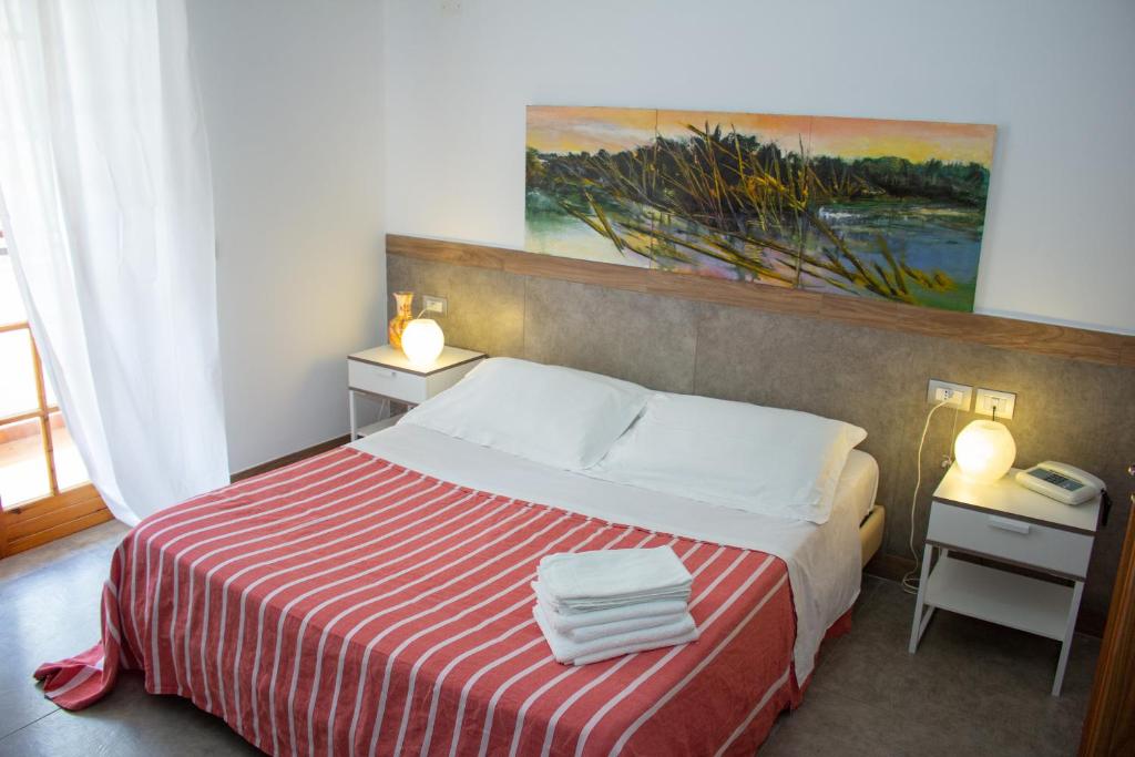 马蒂纳塔阿潘尼斯塔酒店的一间卧室配有一张带红白条纹毯子的床