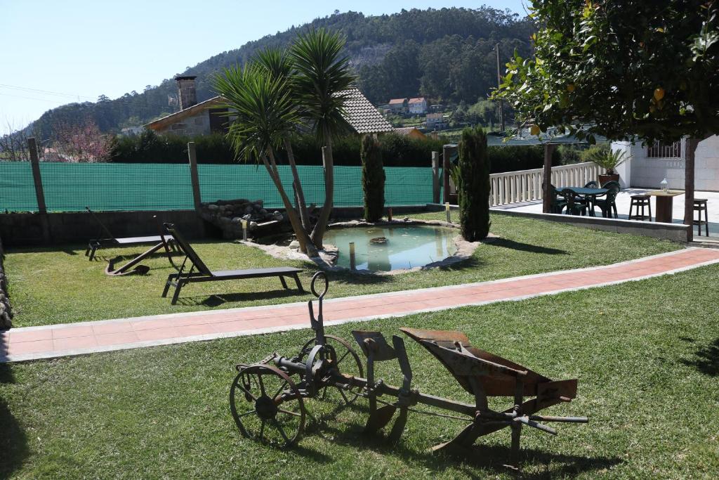 布埃乌Descanso Natural Bueu的坐在草地上的自行车雕像