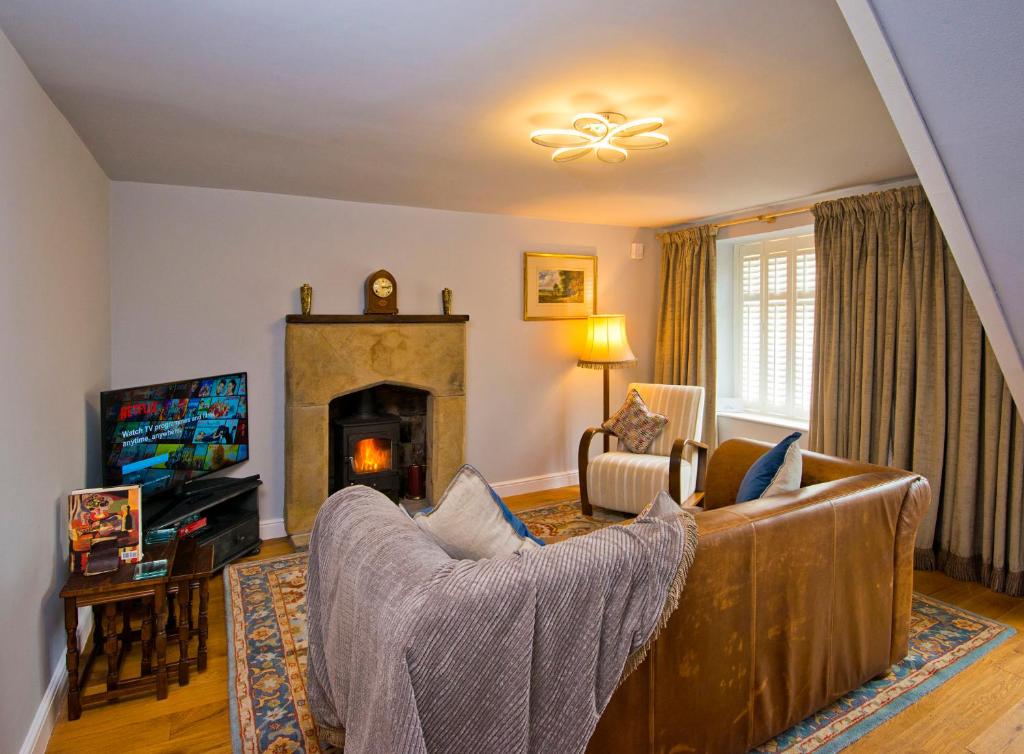 马特洛克Cottage Retreat near Peak District and Chatsworth House的带沙发和壁炉的客厅