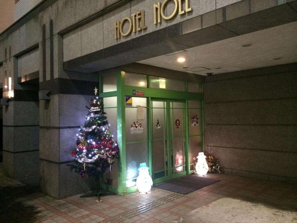 东京Hotel Noel的建筑物前的圣诞树