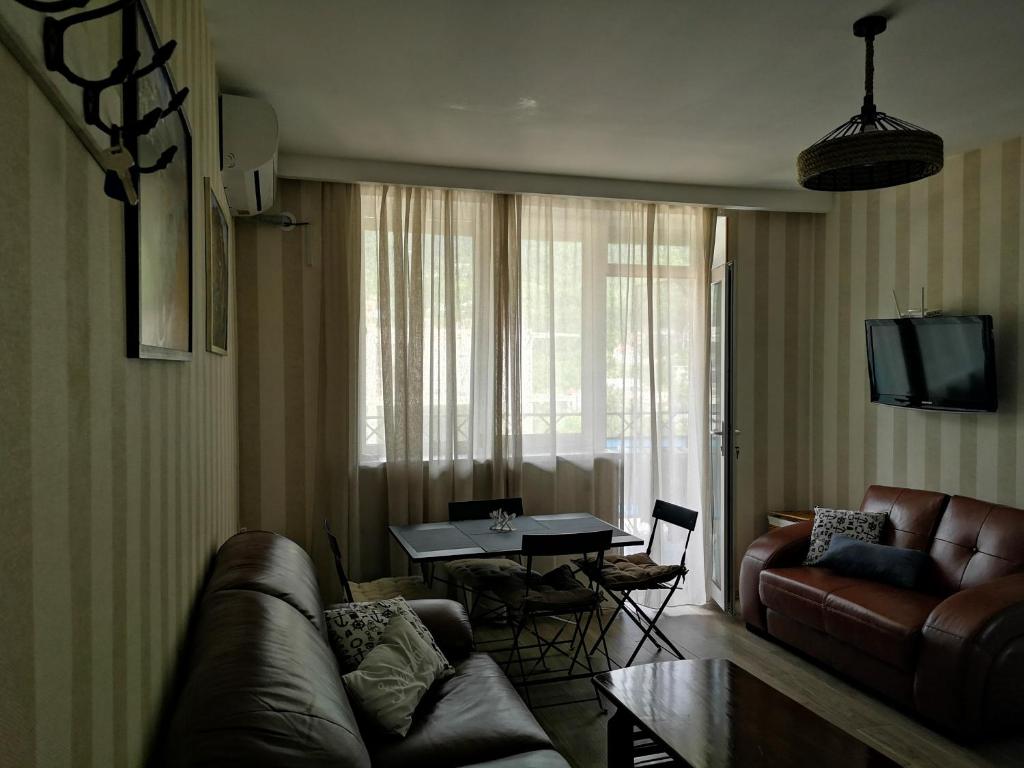 高尼奥Vacation home in Gonio的客厅配有沙发和桌子