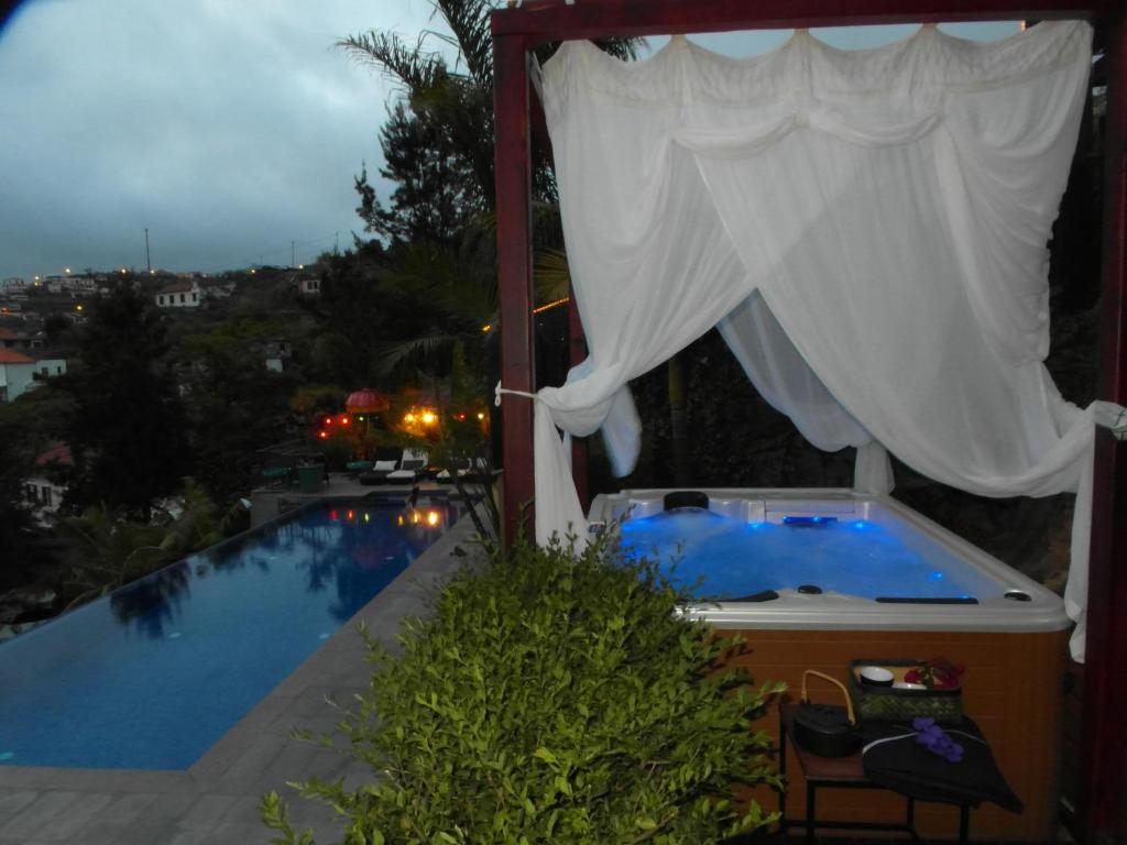 里韦拉布拉瓦Dazk Golden Estate的游泳池旁凉亭内的热水浴池