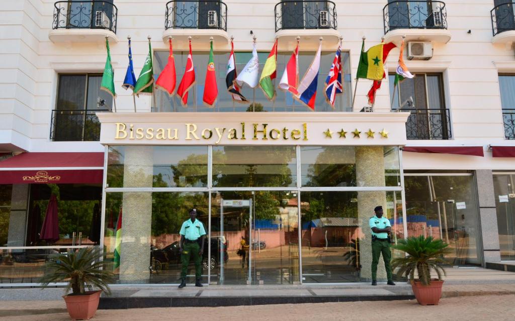 比绍Bissau Royal Hotel的悬挂在建筑物前的旗帜酒店