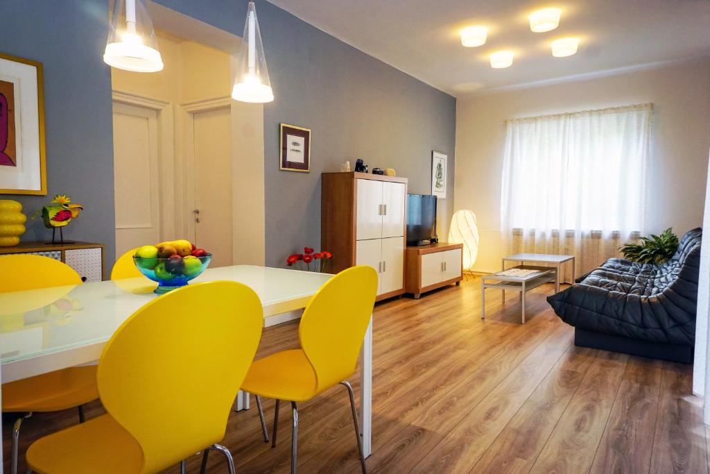 扎达尔Apartment Nena的客厅设有餐桌和黄色椅子