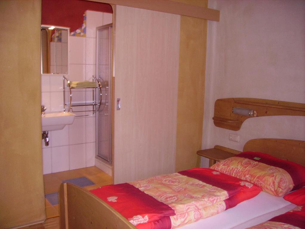 穆赫克雷斯的艾根Ferienwohnungen Veit的小房间设有一张床和一间浴室