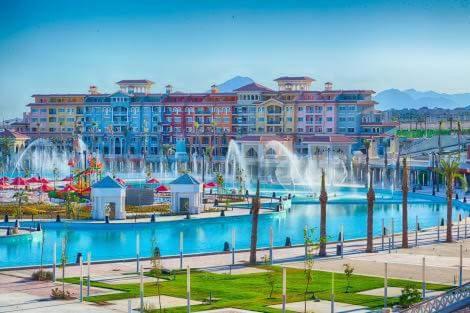 沙姆沙伊赫Chalets in Porto Sharm - Families Only AN的一个带喷泉的大型游泳池的度假酒店