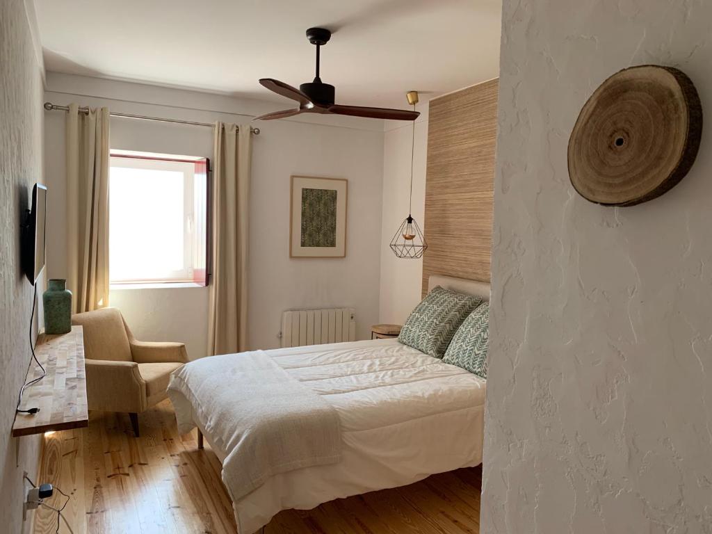 SalvadaMonte Capitão Country house的一间卧室配有一张床和吊扇