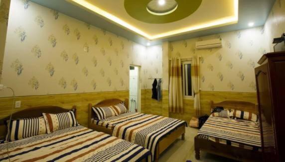 惹岛Khách sạn QUỲNH ANH的一间房间,有三张床