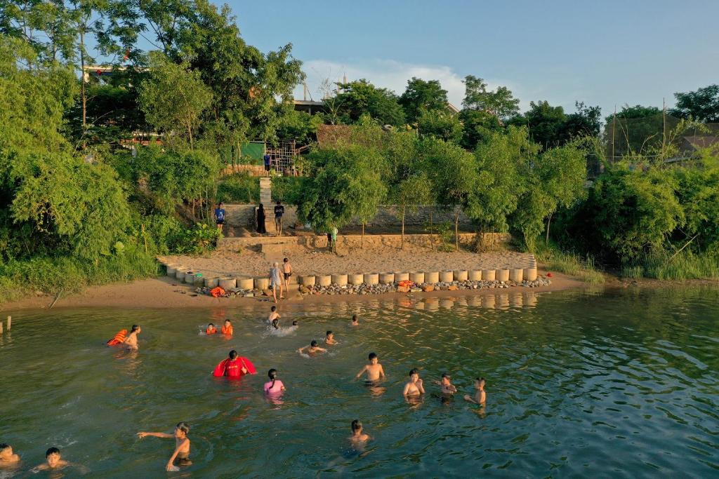 峰牙Village House的一群人在水中游泳
