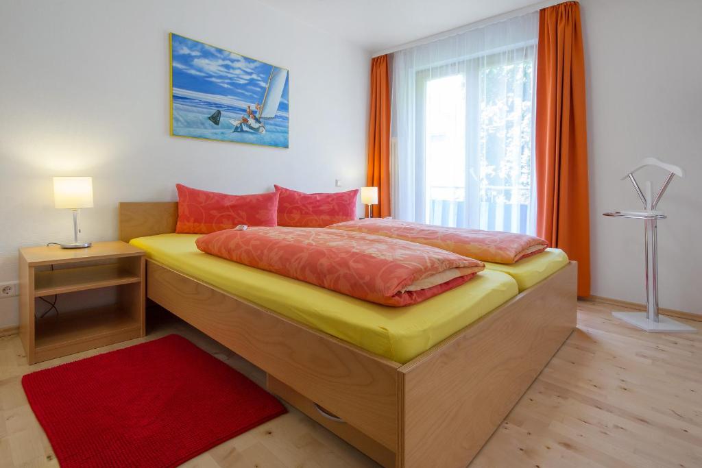 于伯林根Apart Hotel Stadtgarten的一间卧室设有一张大床和一个窗户。