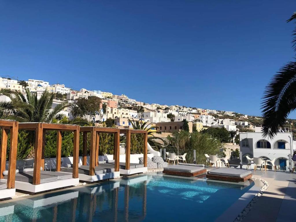 费拉卡里阿度假套房酒店 - 仅限成人入住的市景游泳池