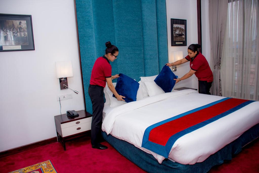 加德满都泰米尔-加德满都M酒店的两名女性正在酒店房间做床