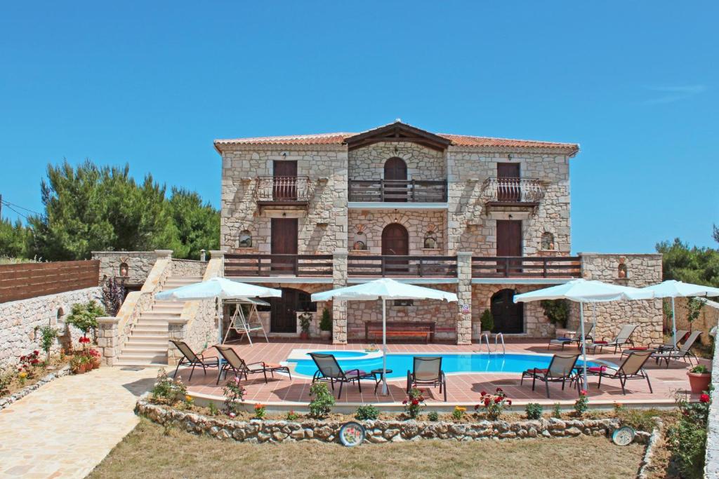 Ágios NikólaosThe Vivian - Luxury Stone Villa的别墅配有游泳池、椅子和遮阳伞