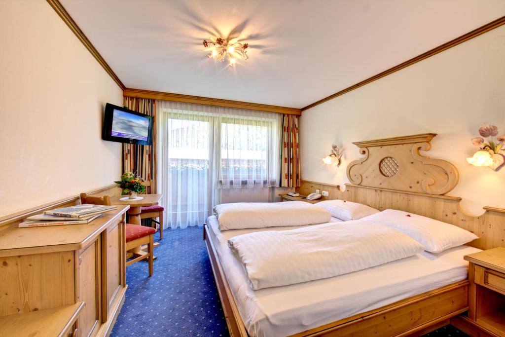 图克斯绿色之门酒店的酒店客房配有两张床和一张书桌