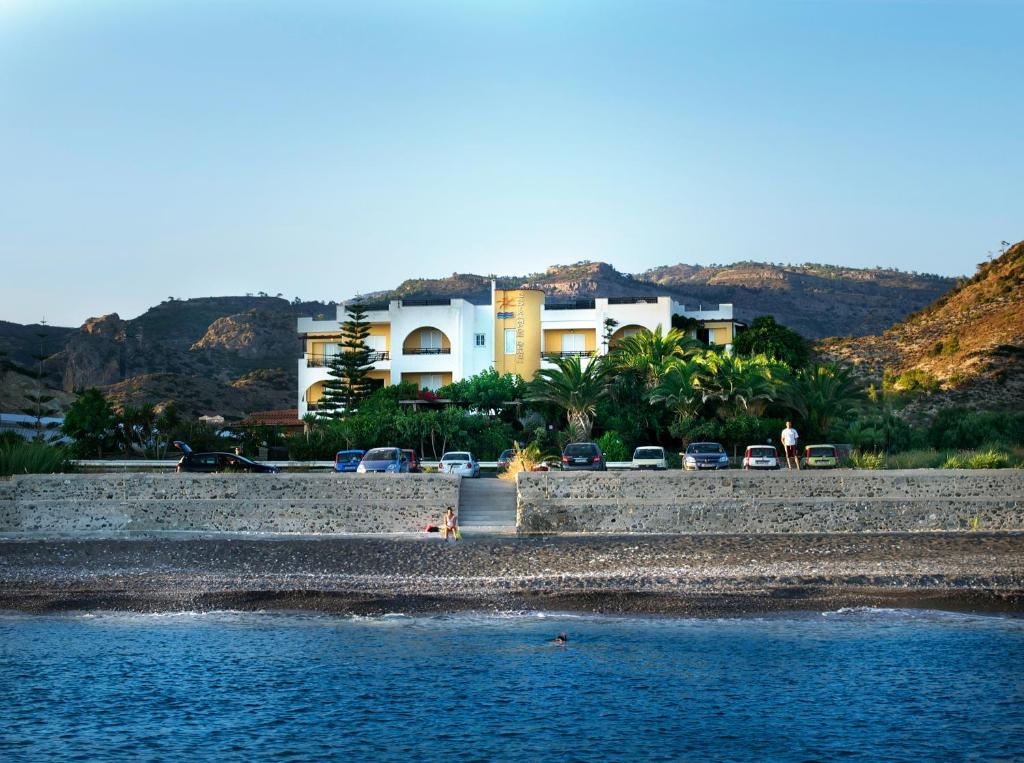 米尔托斯萨日坎波斯海滩公寓的水体岸边的建筑物