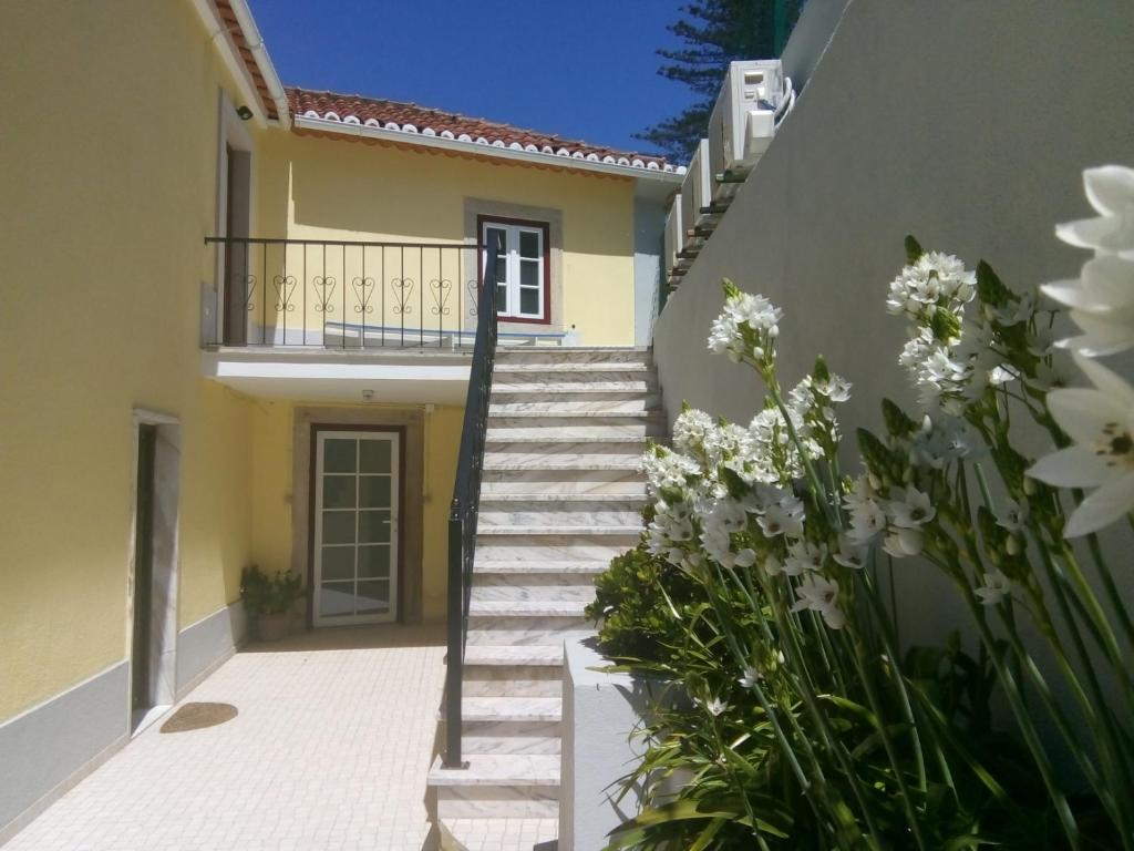 辛特拉Villa in Sintra - Casa da Penha Ferrim的通往鲜花房子的楼梯