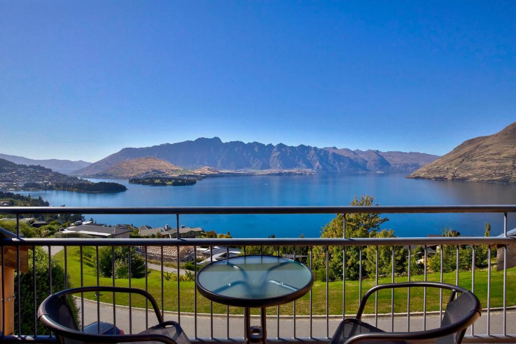 皇后镇Amazing View Home的享有湖泊和山脉美景的阳台。