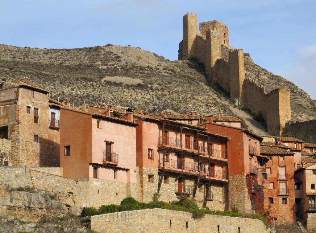 阿尔巴拉辛罗斯派洛斯欧酒店的一座位于山上的古镇,一座城堡