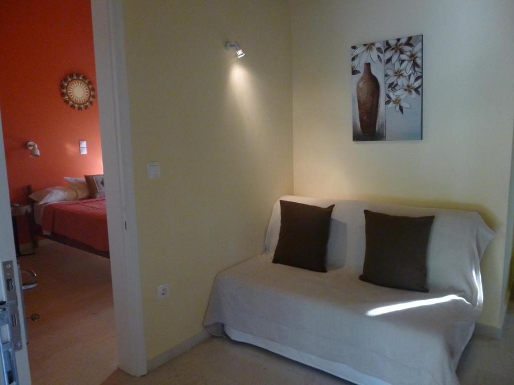 阿里拉斯Athina Apartments的客厅配有带2个枕头的白色沙发