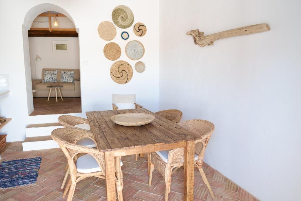 莫托拉Casas de Mértola 33的一间带木桌和椅子的用餐室